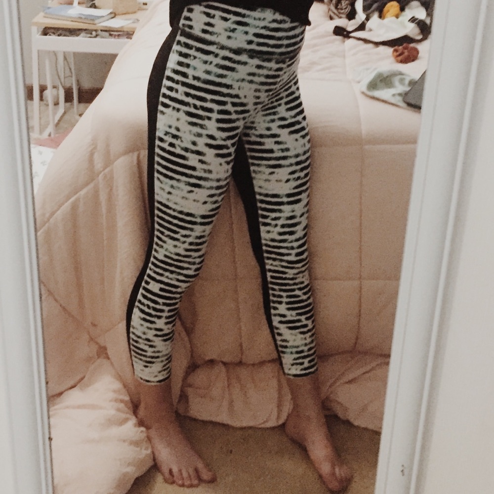 ✨Black and aqua leggings✨